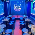 当店のステージは、こだわり抜いた音響と照明で、まるでライブハウスのような臨場感を実現。クリアな音質で歌声や楽器の一音一音が響き渡り、気分をさらに盛り上げます。仲間と歌う時間も特別な体験に変わり、写真映えする演出で思い出も鮮やかに残ります。音楽と光が一体となった、非日常を楽しめる極上のステージです。