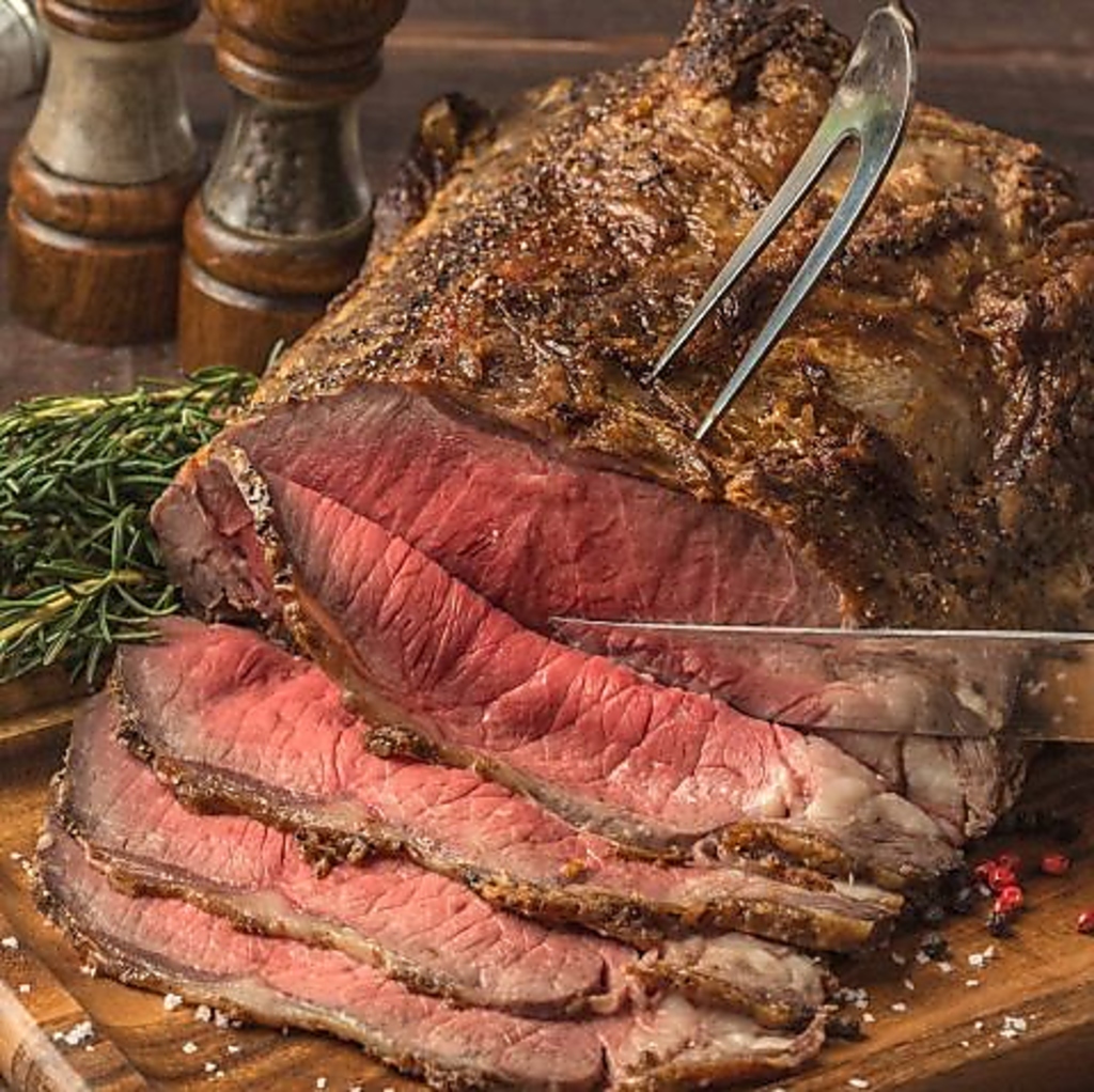 当店一番人気のローストビーフは必食！赤外線で焼き上げる、柔らかくジューシーなお肉はまさに至福。