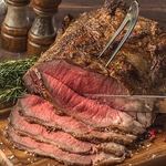 当店一番人気のローストビーフは必食！赤外線で焼き上げる、柔らかくジューシーなお肉はまさに至福。