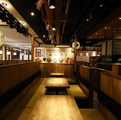 ゆったりとしたテーブル席をご用意。ランチはもちろん、夜のお食事にも気軽にお立ち寄りいただけます。