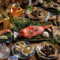 【旬の味覚を愉しむ多彩な逸品】小田原から届く鮮度抜群の旬鮮魚をはじめ、香ばしく焼き上げる炭焼牛たんや地鶏の炭火焼き、旬魚の藁焼き、彩り豊かなあて巻きなど多彩な逸品をご用意。素材の持ち味を活かしたこだわりの料理を、種類豊富なお酒とともに心ゆくまでお愉しみください。