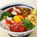 料理メニュー写真&nbsp;旨み源ちゃん丼 (白飯/お漬物/味噌汁)/サーモンねぎとろ丼 (酢飯/味噌汁)　各