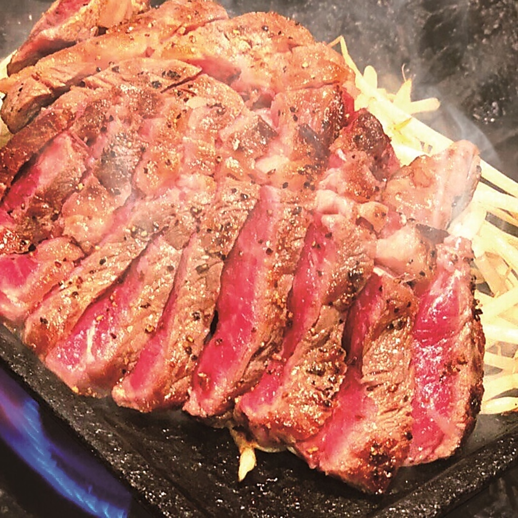 人気の希少部位リブロースは肉の旨味ぎっしり。新鮮な肉はレアでお召し上がりいただくのがイチオシ！