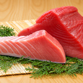 当店では、刺身本来の旨味と鮮度にこだわり、赤身の濃厚な味わいからトロのとろけるような脂の甘みまで、部位ごとの魅力を大切にしています。きめ細かな身質や美しい色艶、口に広がる豊かな旨味など、マグロの品質を重視。部位によって異なる食感や味わいを最大限に引き出し、ご満足いただける美味しさを追求しています。