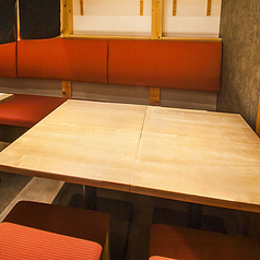 広々とした空間でゆったりとした時間をお過ごしいただけるテーブル席。