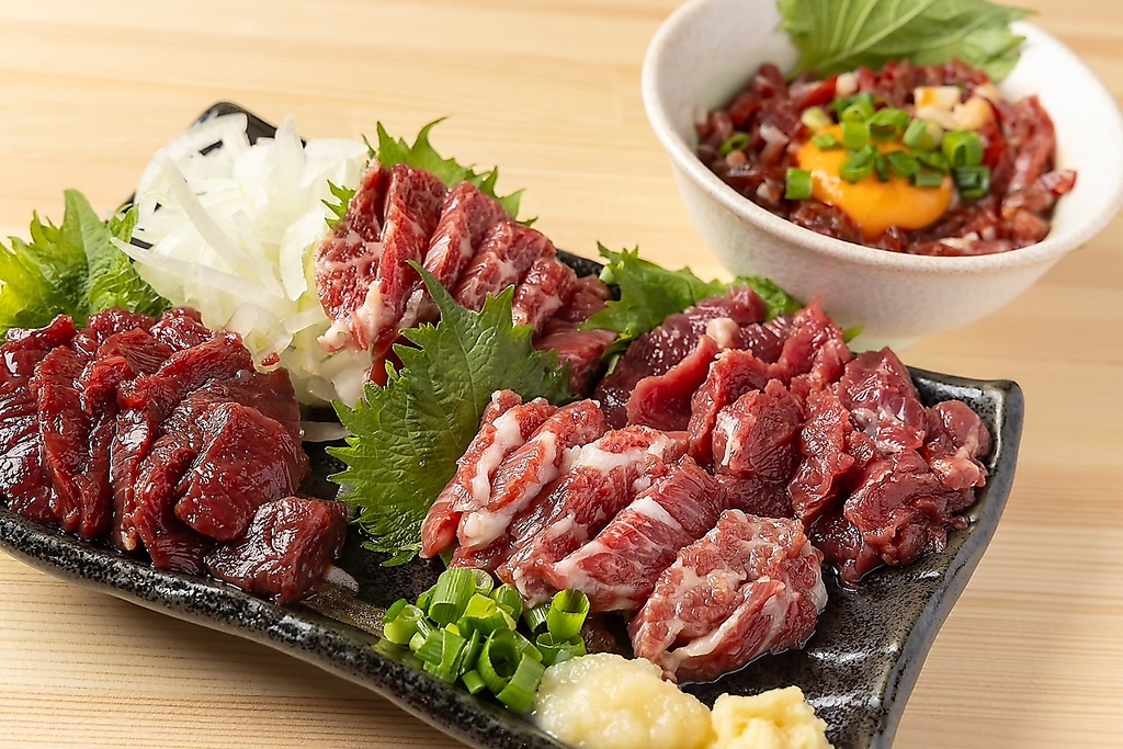 熊本直送の馬刺しはよろずの看板メニュー。