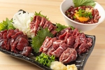 熊本直送の馬刺しはよろずの看板メニュー。