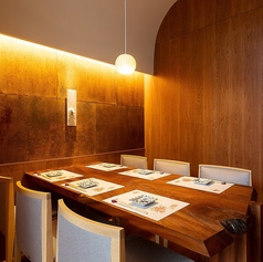 4名様～6名様でご利用可能な半個室VIP席。落ち着きある過ごしやすい空間で接待や会食など落ち着いてお食事をお楽しみいただきたいシーンに最適のお席です。