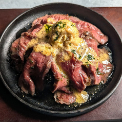 国産牛モモ肉のローストビーフ ガーリックオニオンソース