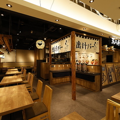 開放感のある店内で、揚げたての天ぷらや海鮮丼をゆっくりと。お買い物途中のお食事にもおすすめです。