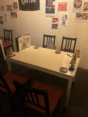 テーブル席です。ゆったりとした空間で、フードメニューを楽しんだり、お連れ様との会話をお楽しみいただけます。密会にも◎