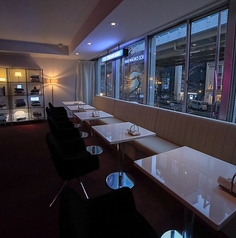 暗くなるとシックな雰囲気を感じるソファー×テーブル席