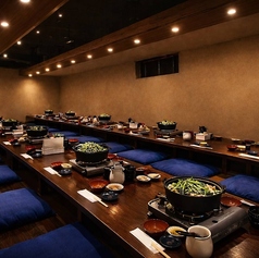 【団体様例】ゆったり配席しているので、急に人数が増えても、この部屋で120名ぐらいまでテーブルを繋げば何なりと座れますので、ご安心ください。最大宴会場は150席