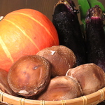 シンプルだからこそ、野菜の甘みや旨味を損なわず楽しめる季節の焼き野菜。