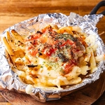 鶏料理以外にも、ポテト明太チーズ・山芋ナムル・焼きおにぎりなど多彩なメニューをご用意！