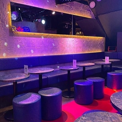 ライブ感を間近で楽しめる特等席！熱気をすぐそばで感じられ、手拍子や声援で一緒に盛り上がれるのが魅力です。ライトや演出の迫力も体感でき、まるで自分もステージの一部になったかのようなワクワク感に包まれます。友達と笑いなが一緒に歌ったり、思い出に残る楽しい時間を心ゆくまで味わえる最高のポジションです。