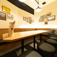 ソファーでゆっくり寛ぎながら魚とお酒を満喫できるおすすめの空間。