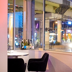 人気な窓際のテーブル席!