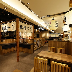 LINKS UMEDA 8F。木を基調とした和の空間で、天ぷらや海鮮、出汁バーを気軽にお楽しみいただけます。