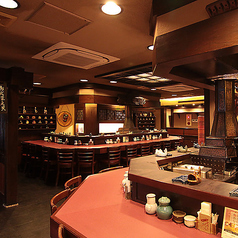 暖かい照明の店内★カウンターが広くお使いいただけます。
