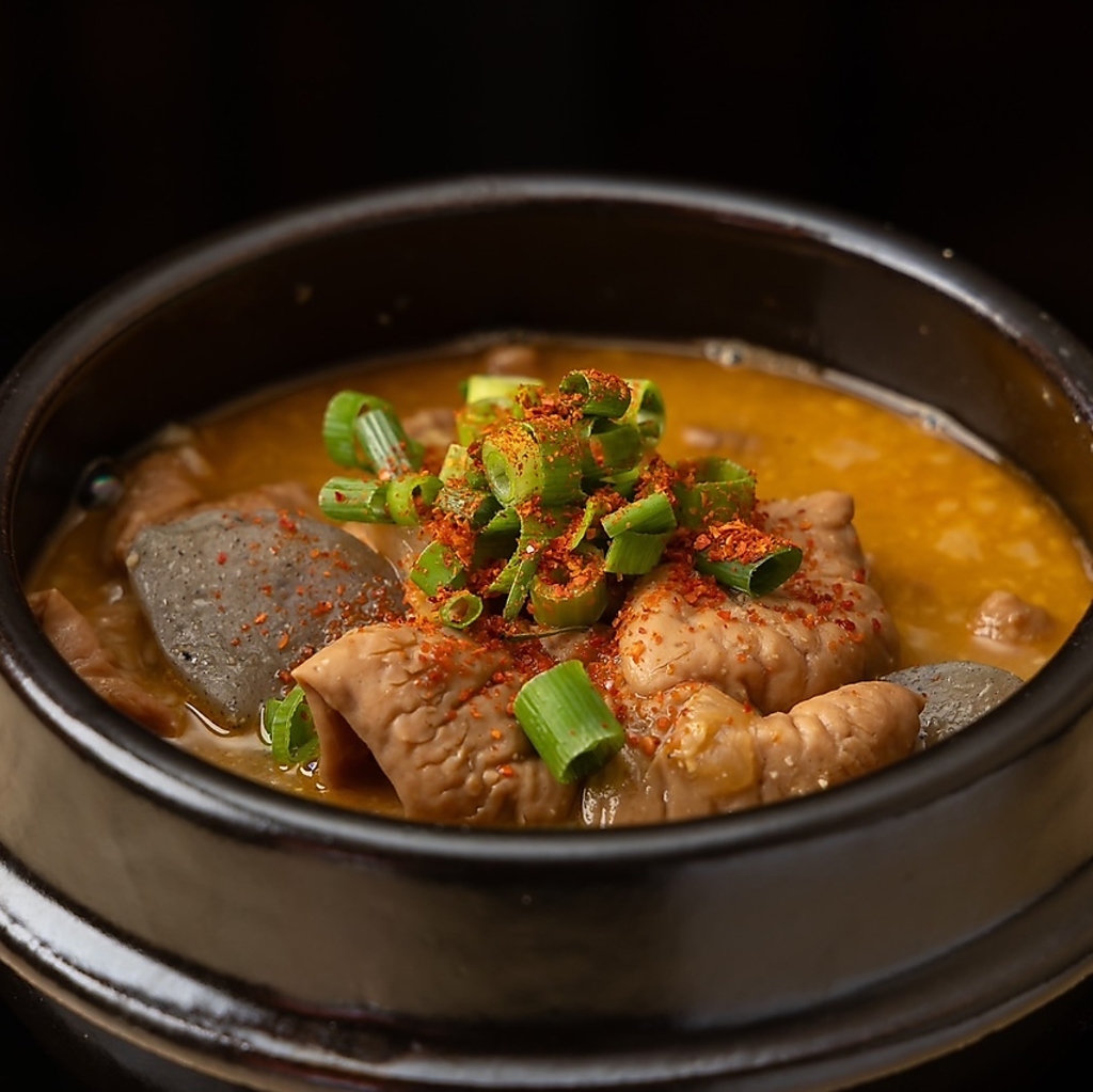 【よろず特製自家製もつ煮】門外不出の秘伝のレシピで作り上げた自信の一品。