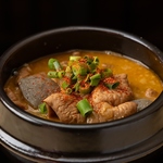 【よろず特製自家製もつ煮】門外不出の秘伝のレシピで作り上げた自信の一品。