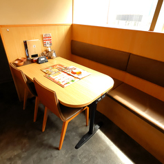 ゆったりとお過ごしいただけるテーブル席はご家族やご友人とのお食事にピッタリです。