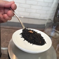 まずは、茶葉を5g量ります。どこのご家庭にもあるカレースプーン、これに山盛り1杯がおおよそ5gくらいです(茶葉によって異なる場合もございます)