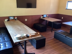 2～4名様や4～8名様でご利用いただけるお席を1卓ご用意。最大16名様まで一度にご利用いただけ、小～大規模宴会まで対応可能です。