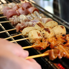 店主が毎日丹精込めて串打ちしてます!焼き鳥132円(税込)