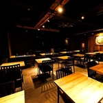 4階建てビル丸ごと店舗全100席超の大型店。大人数のご予約も対応致します。