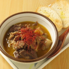 【6時間じっくり煮込んだ】牛タンや豚肉の旨味が溶け合う♪手作りもつ煮込みの写真