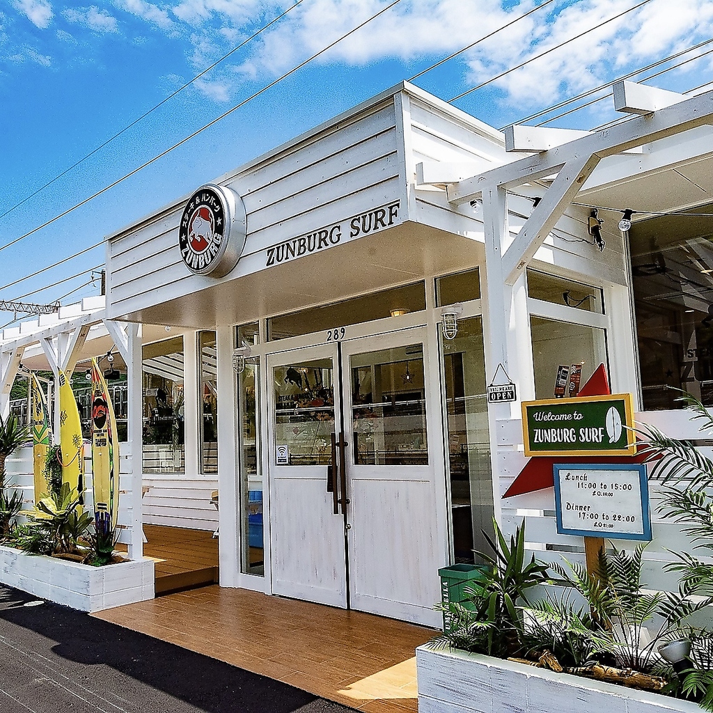 西海岸へ旅行気分♪サーファーになった気持ちで店内へどうぞ！非日常感を楽しめるお店です。