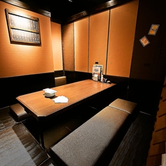 2名～4名様用テーブル席。落ち着いた店内空間にあるテーブル席は個室ではなくとも、ゆったりとお食事を楽しむことが可能です。飲み放題付コースや美味しい逸品料理、種類豊富なドリンクをご用意してお待ちしております。