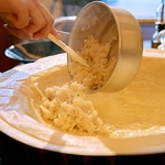 お客様の目の前で仕上げるパスタやリゾット。仕上げにいくらやウニを載せて贅沢に♪