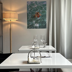 白を基調としたゆったりと座れるテーブル席!