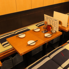 店内には畳のお座敷席も完備。掘りごたつタイプなので、お履き物を脱いで足を伸ばして座れます。ご年配のお客様にも人気のお席です。