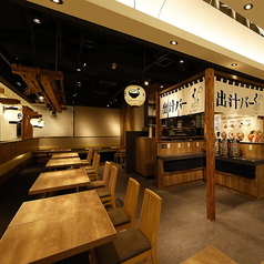 グループでのお食事にも使いやすいテーブル席。梅田でのランチや夜ごはんなど、さまざまなシーンにどうぞ。