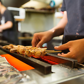 【豊富な焼鳥メニュー！】当店自慢の焼き鳥は、定番の豚バラ・とり皮から、女性に人気の野菜巻きまで豊富な種類をご用意。お酒との相性も抜群です！産地にこだわったジューシーな鶏をじっくり丁寧に焼き上げた焼鳥は、博多でもピカイチの自慢の逸品！素材に合うよう徹底的に追及したタレや塩との相性も抜群。