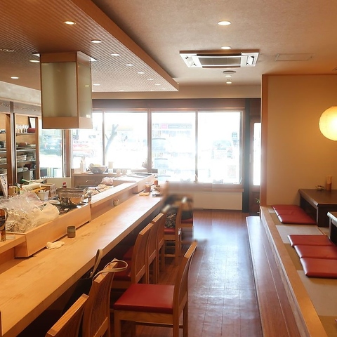 カウンターもテーブルもある、様々なシーンで使えるお寿司屋さんです。
