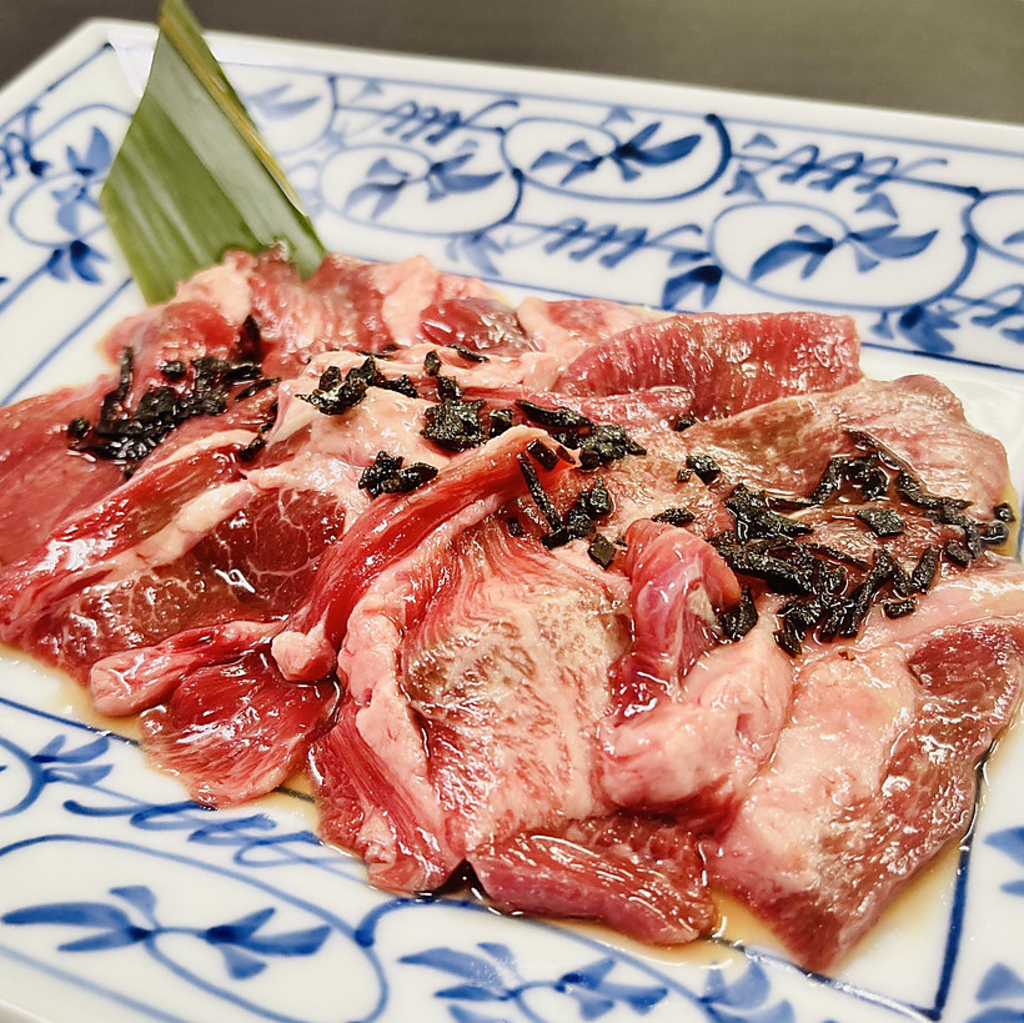 名物の昆布出汁タンは昆布の旨味が染み込んだ絶品の一品。