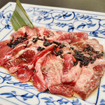 名物の昆布出汁タンは昆布の旨味が染み込んだ絶品の一品。