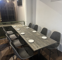 テーブル席になります。移動や連結が自由にできるので様々なシーンや人数での宴会などをすることが可能です