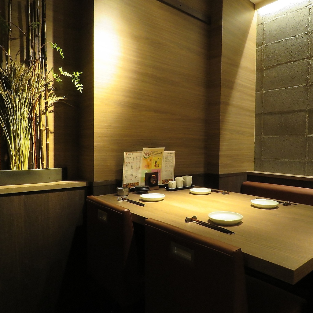 個室は2名様～最大30名様までご用意できます。　ゆったり空間でのご会食をお楽しみください