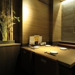 個室は2名様～最大30名様までご用意できます。　ゆったり空間でのご会食をお楽しみください