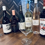 ウイスキーだけでなく、ワインもご用意しております。料理とのペアリングをソムリエにお任せも◎
