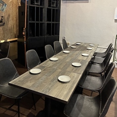 テーブル席になります。移動や連結が自由にできるので様々なシーンや人数での宴会などをすることが可能です