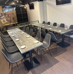 テーブル席になります。移動や連結が自由にできるので様々なシーンや人数での宴会などをすることが可能です