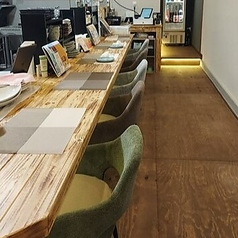 ゆったりと座れるカウンター席を5席ご用意しています。お一人様はもちろん、ご夫婦やご友人とのお食事など特別な一時をお過ごしください。