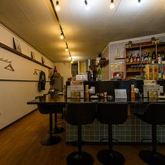 様々なシーンで利用可能なゆったりとしたカウンター席♪